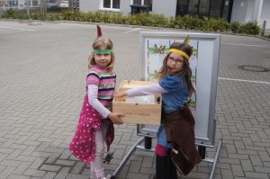 fleißige Indianerinnen mit der Schatzkiste, Foto: TOLLERORT