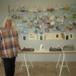 Künstlerin Michaela Berning-Tournier vor Ihrem Projekt "Müll ist schön"